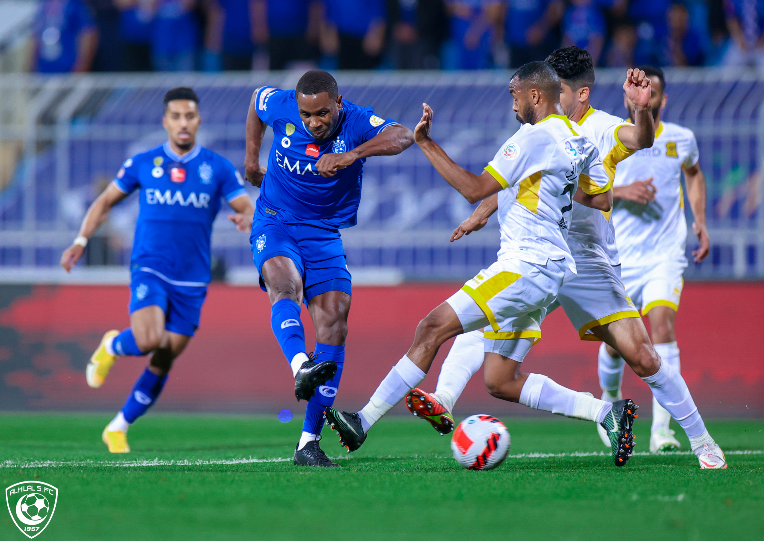 الهلال والاتحاد.. خسارة أولى للمتصدر بعد 13 مباراة في الدوري السعودي