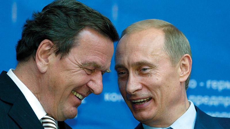 شرودر لم يبد أي ندم على وضع يده على يد بوتين.   أرشيفية