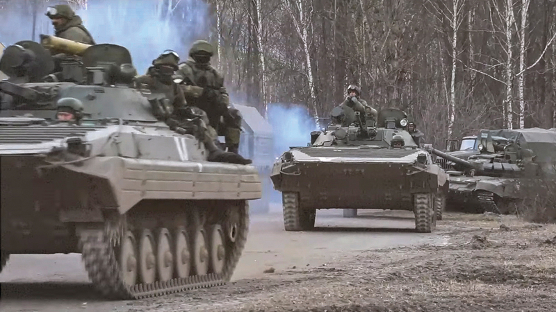 دبابات روسية في طريقها إلى كييف.   إي.بي.إيه