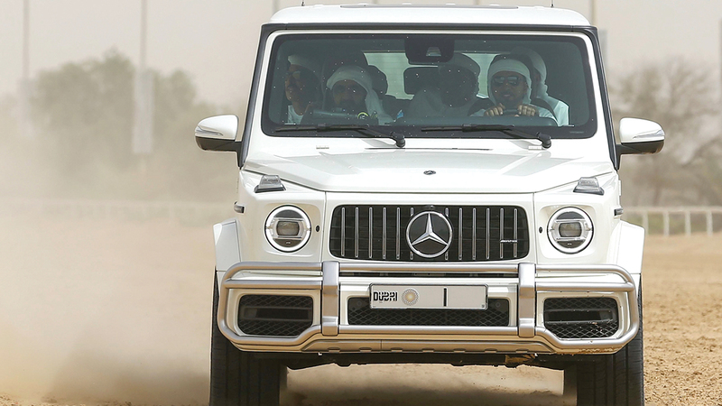 محمد بن راشد خلال متابعته سباق الإسطبلات الخاصة بمدينة دبي الدولية للقدرة بسيح السلم.    تصوير: أسامة أبوغانم