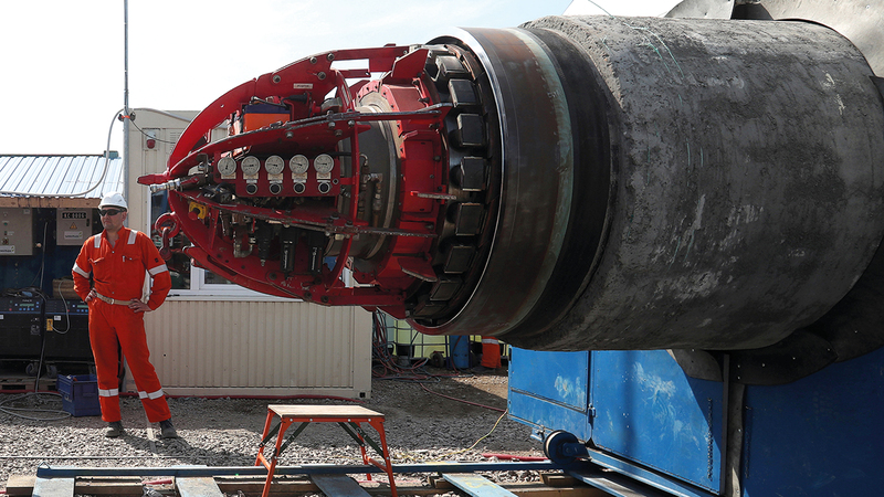 عامل روسي خلال عمليات إنشاء أنابيب ضمن مشروع «نورد ستريم 2».     من المصدر