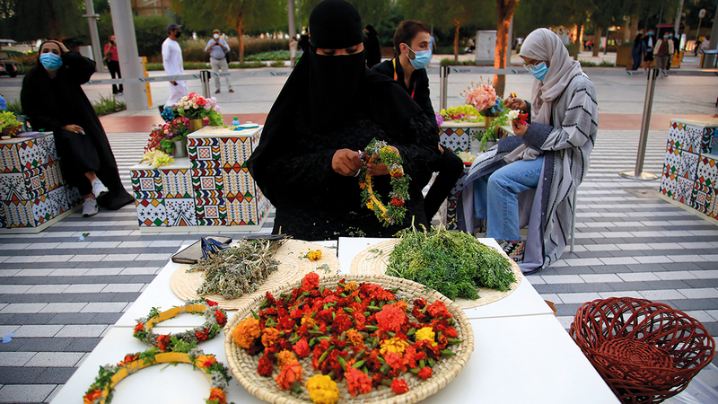 فعالية تيجان الزهور احتضنتها الساحة الخارجية لجناح المملكة في «إكسبو دبي».   من المصدر