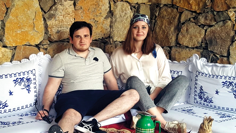 العروسان فضّلا أن تكون محطة شهر العسل هنا في دبي.   الإمارات اليوم