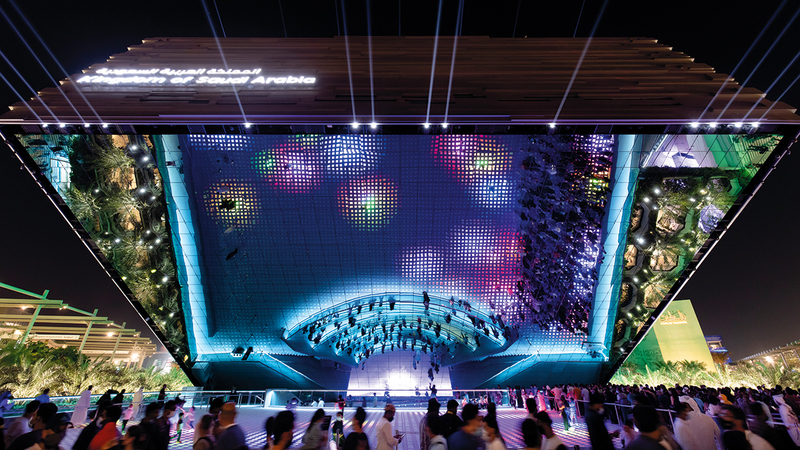 العروسان أشادا بمعروضات الجناح السعودي.   من المصدر