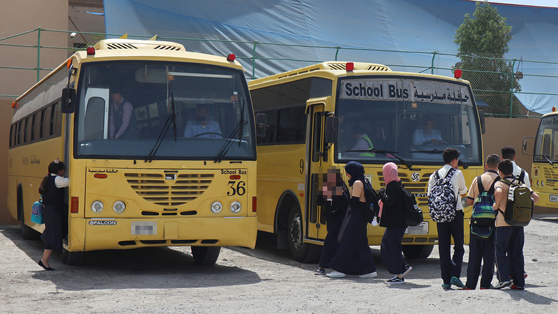 رسوم خدمات النقل المدرسي مرهقة مالياً لكثير من الأسر.     تصوير أسامة أبوغانم