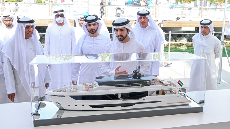 حمدان بن محمد خلال افتتاح المعرض.   وام