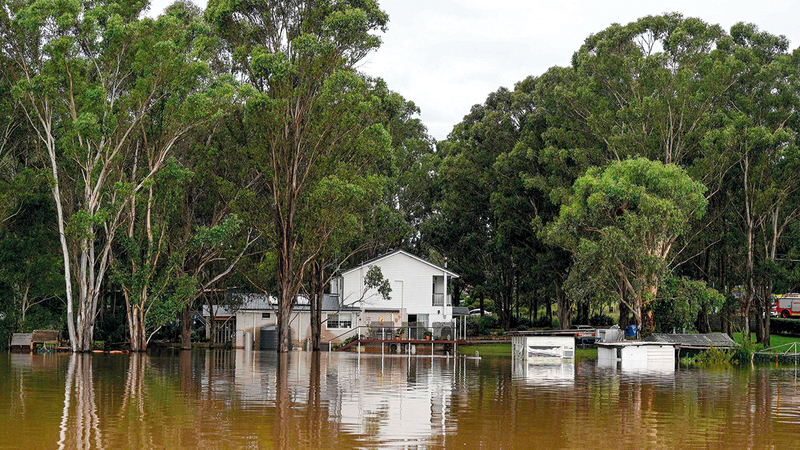 مياه الأمطار تحاصر البيوت.   أ.ف.ب