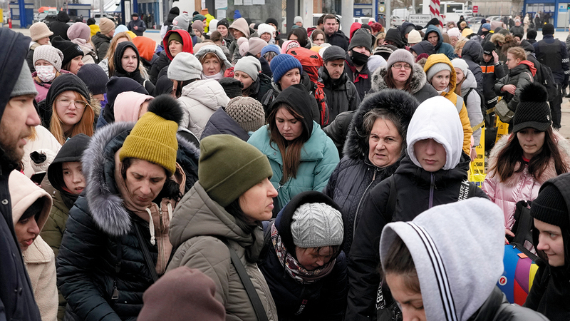 تزايد أعداد اللاجئين الأوكرانيين يزيد من ضغوط الأزمة على الروس.   رويترز
