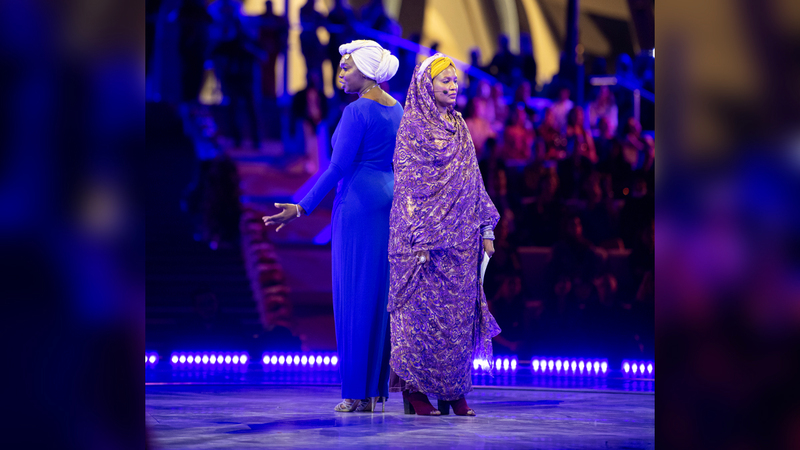 إيمي محمود قدمت قصيدة من وحي الحدث جنباً إلى جنب مع والدتها.	  من المصدر