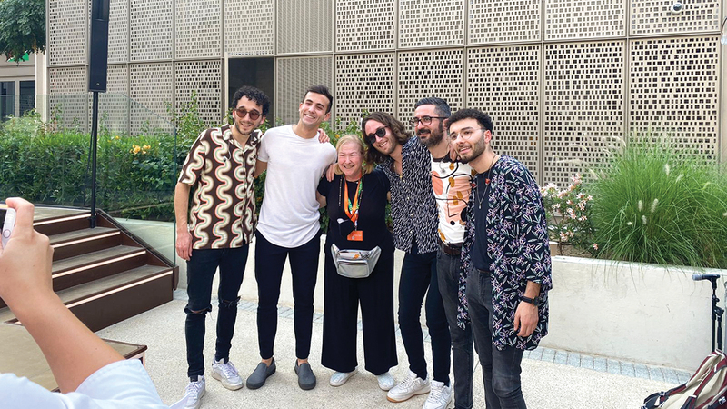 زوار حرصوا على التقاط الصور التذكارية مع الفرقة.  الإمارات اليوم