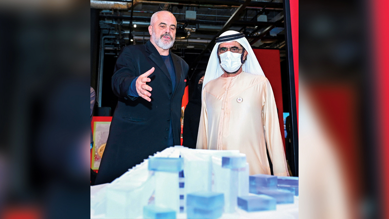 محمد بن راشد يتفقد الجناح الألباني المقام في منطقة &laquo;التنقل&raquo; يرافقه إيدي راما.   من المصدر