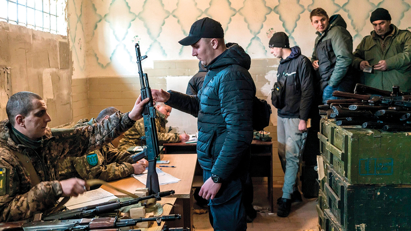 أوكرانيون يتسلمون السلاح للدفاع عن بلدهم.   أرشيفية