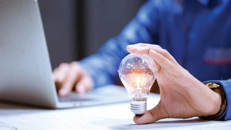 رواد أعمال مواطنون طالبوا بخفض وتوحيد الرسوم الحكومية وعلى رأسها الكهرباء.    أرشيفية