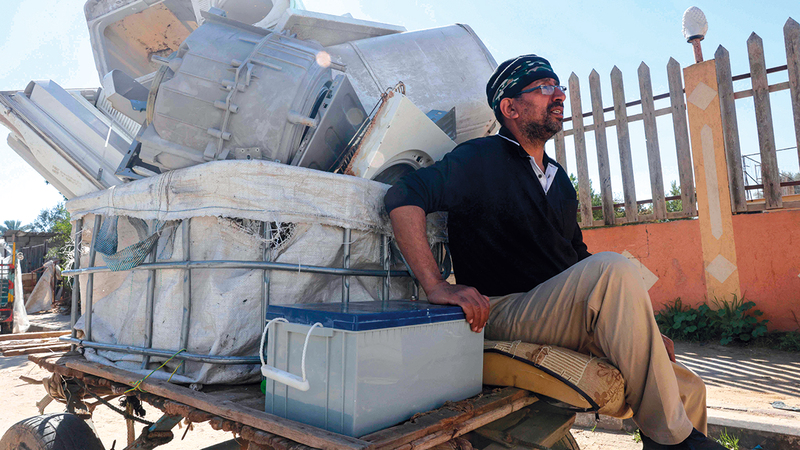 بائع يجمع البطاريات المستهلكة من الأحياء والشوارع.   أ.ف.ب