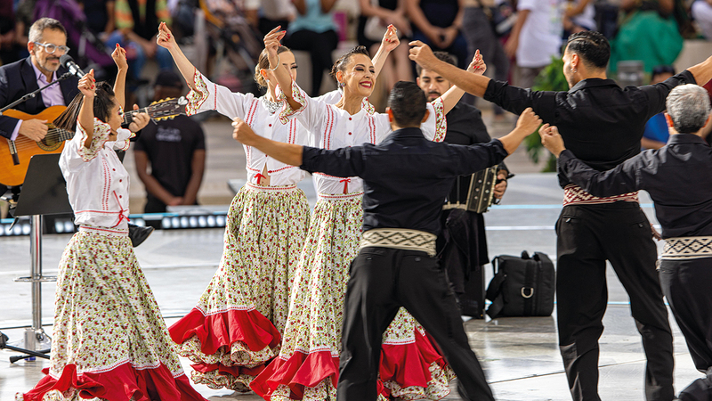 الحفل جمع بين الاستعراضات والغناء والموسيقى.   من المصدر