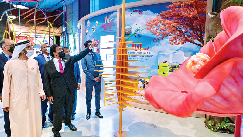 محمد بن راشد خلال جولته بجناح موريشيوس في &laquo;إكسبو 2020 دبـي&raquo;.   وام