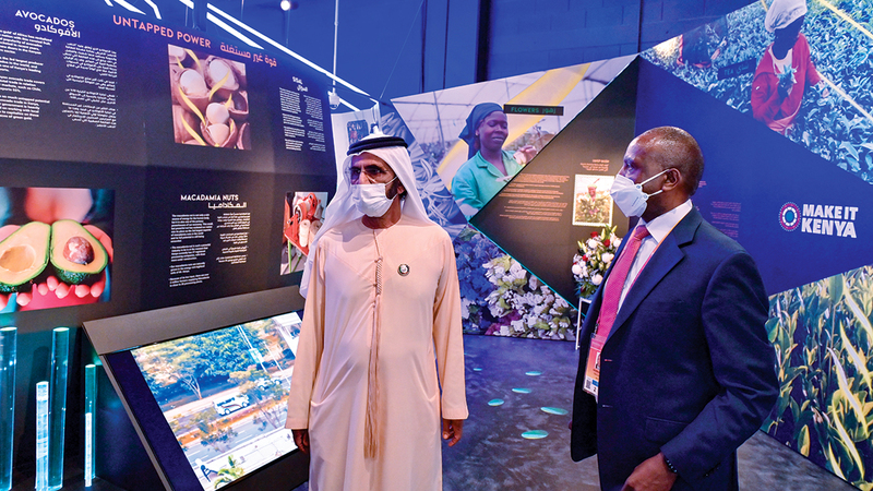 محمد بن راشد أثناء زيارته جناح كينيا.   وام