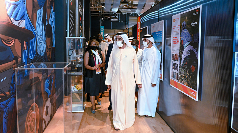 محمد بن راشد خلال جولته في جناح بوتسوانا.   وام