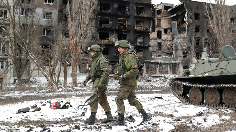القوات الموالية لروسيا تتقدم بحذر في أكثر من منطقة.   رويترز