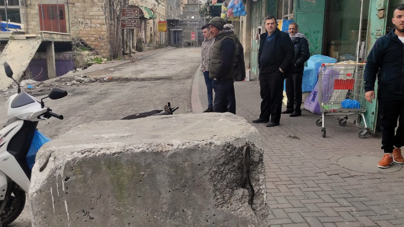 توسعة الحاجز تقيد حركة سكان البلدة القديمة في الخليل.   الإمارات اليوم