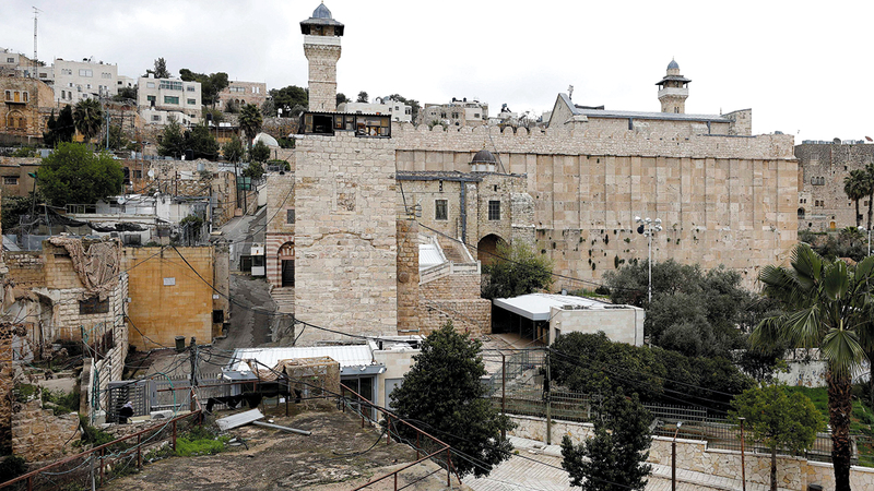 بلدة الخليل القديمة محاصرة ببوابات وحواجز الاحتلال.    الإمارات اليوم