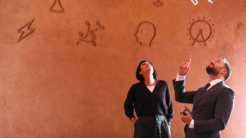 إليزابيث كوستينغر تعاين جناح بلادها في «إكسبو دبي».  من المصدر