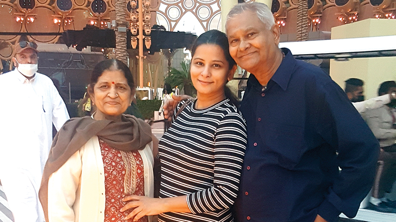 «العائلة السعيدة» بين جنبات «إكسبو دبي».   من المصدر