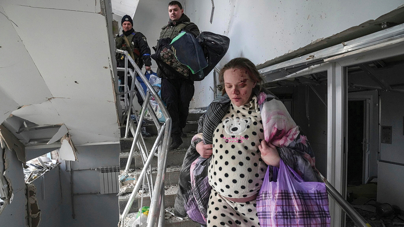 امرأة حامل تشق طريقها وسط الأنقاض بعد تعرض المستشفى للقصف.   رويترز