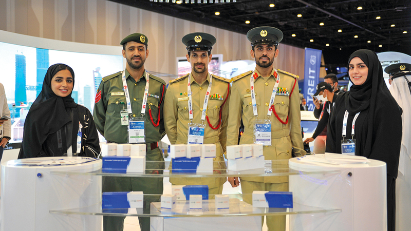 5 من أعضاء فريق خبراء الإدارة الجنائية في شرطة دبي.   تصوير: يوسف الهرمودي