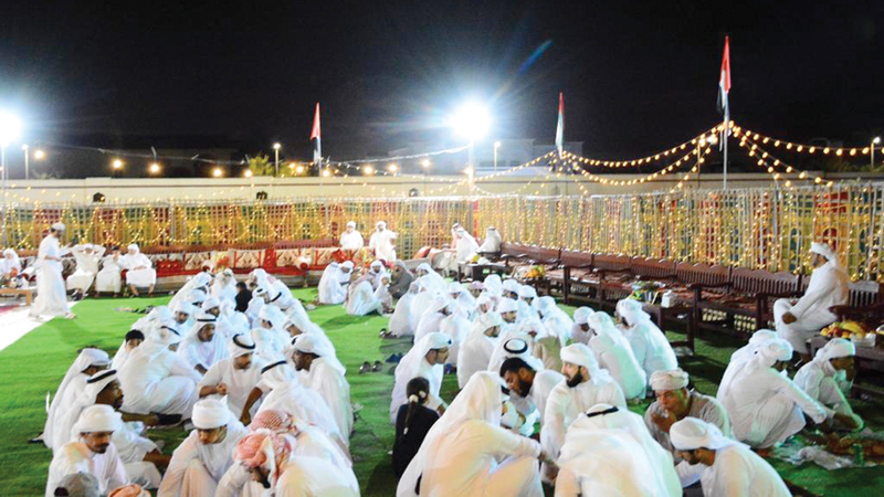 خلال العرس الجماعي الذي نظمه المواطن محمد الشامسي لتزويج أبنائه وأبناء عمه، في حفل جمع بين الأصالة والتقاليد الإماراتية.   من المصدر
