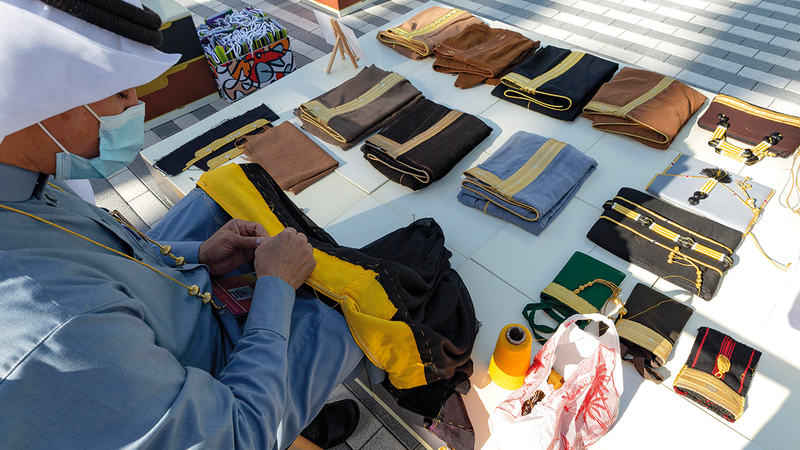 صناعة البشوت تحتاج إلى مهارة عالية ودقة في التطريز.   من المصدر