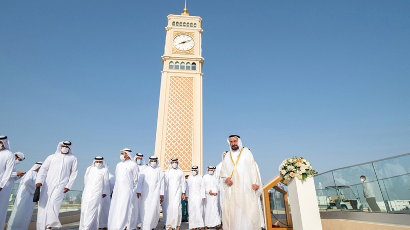 البرج يتكون من 7 طوابق، وتعلوه ساعة ضخمة، بقطر خمسة أمتار.   من المصدر