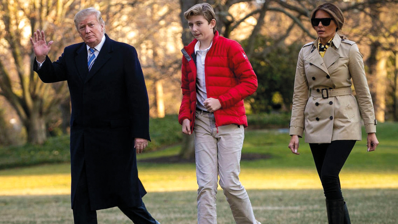 ابن الرئيس السابق ترامب مع والده في البيت الأبيض.   أرشيفية
