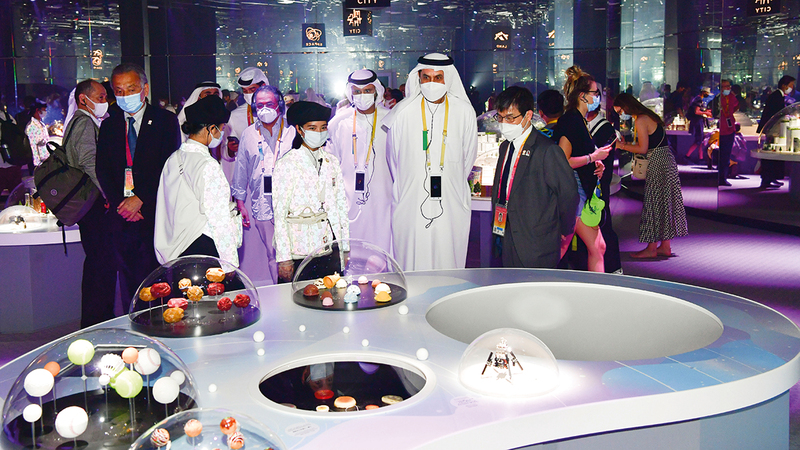 صقر غباش اطلع على ما يحتويه جناح اليابان من جوانب ثقافية وتراثية.   وام