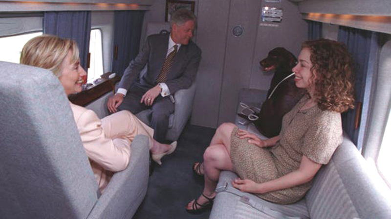 كلينتون مع ابنته وزوجته في الطائرة الرئاسية.   أرشيفية