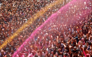 الصورة: احتفالات بمهرجان "هولي" في الهند.. صور