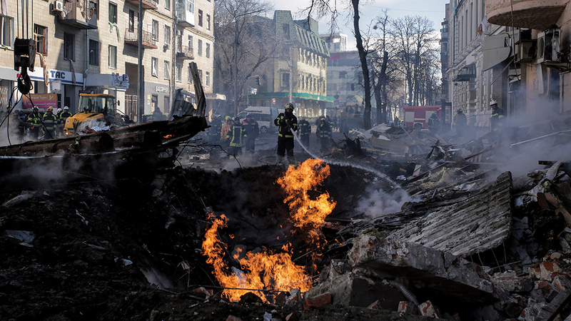 رجال الإطفاء يخمدون النيران التي اندلعت إثر إطلاق قذيفة صاروخية روسية على حي في مدينة خاركيف الأوكرانية. 	 أ.ب