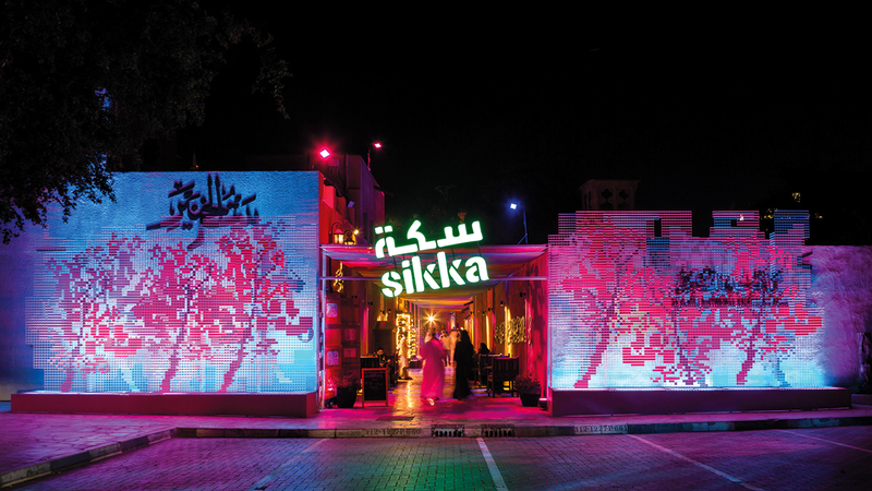 المهرجان يزهو بألوان الفنون والموسيقى والسينما والتصميم.   من المصدر