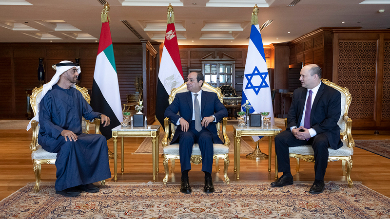 محمد بن زايد وعبدالفتاح السيسي ونفتالي بينيت خلال الاجتماع الذي عقد في شرم الشيخ.    من المصدر