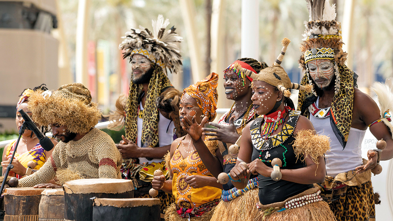 الفنانون المشاركون في الاحتفالات أبرزوا ملامح من تراث الكونغو الديمقراطية.   من المصدر