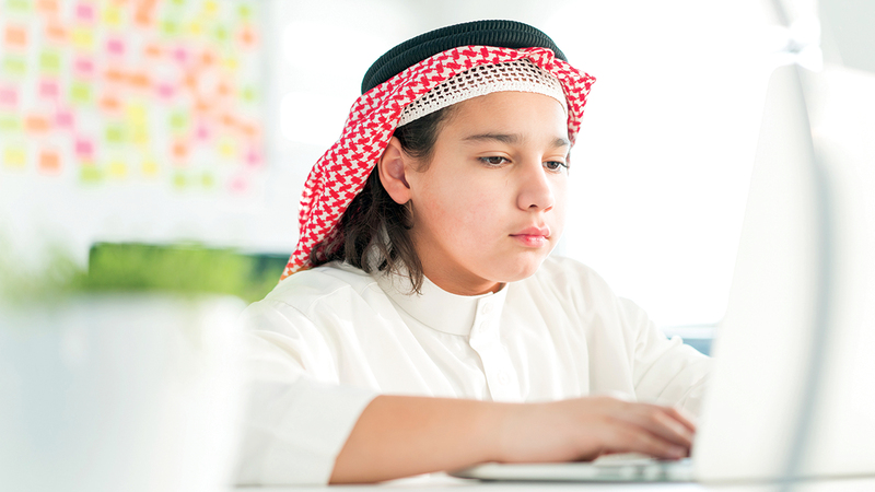 «التعليم عن بُعد» أسهم في استمرار العملية التعليمية خلال الجائحة.   من المصدر