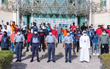 الصورة: شرطة أبوظبي تسعد 50 عاملاً برحلة إلى «إكسبو 2020 دبي»