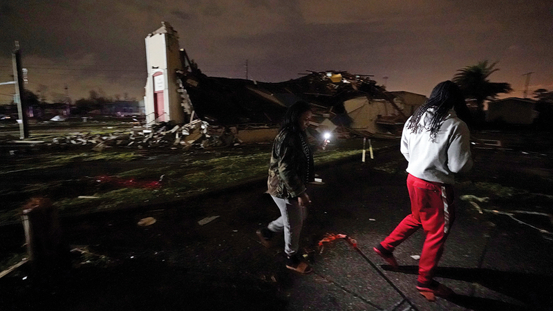 السكان يفرون من الإعصار.   أ.ب