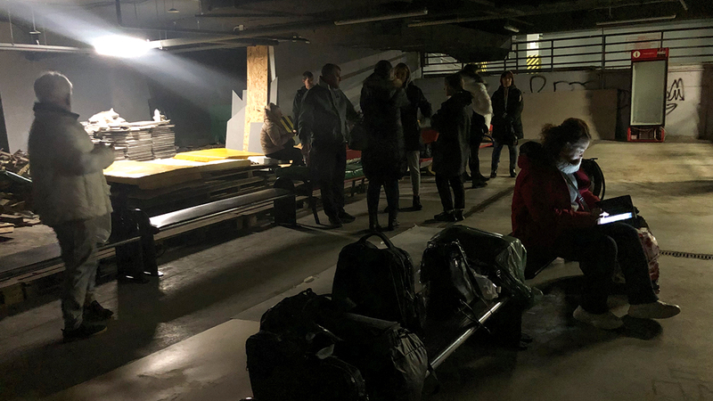 أوكرانيون اضطروا للسكن في الملاجئ.   من المصدر