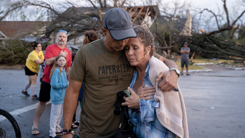 اميركي يواسي صديقته بعد تدمير منزله في تكساس.   أ.ب