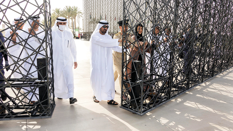 أحمد بن سعيد وكبار المسؤولين خلال فتح البوابة. À من المصدر