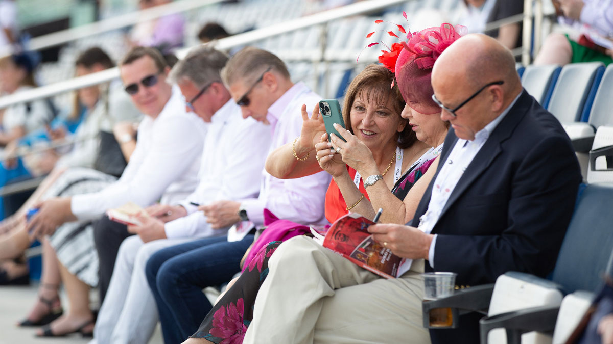 Dubai Police adjusts the pace of mass attendance with “artificial