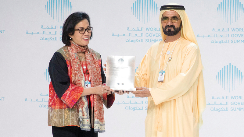 محمد بن راشد يكرم فائزة بجائزة أفضل وزير في العالم في دورة سابقة.   أرشيفية