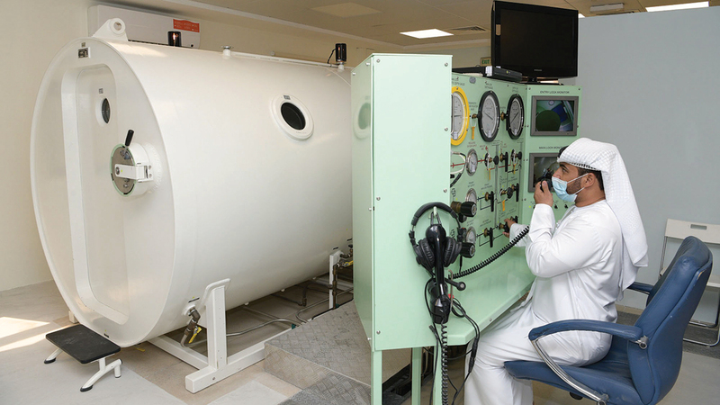 غرفة الضغط بالأكسجين تعالج حوادث الغوص المختلفة.   من المصدر