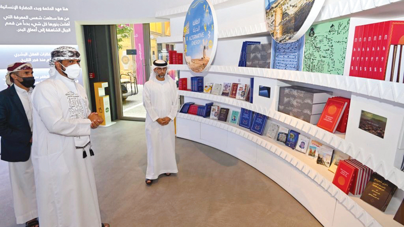 سهيل المزروعي اطلع في الجناح اليمني على مظاهر حضارة عريقة.   وام